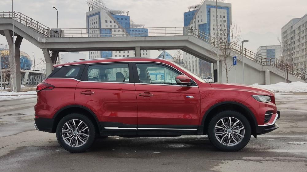 Кроссовер Geely Azkarra сбоку Atlas Pro