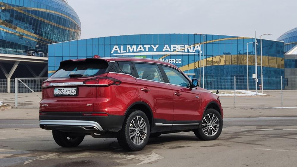 Кроссовер Geely Azkarra сбоку сзади Atlas Pro