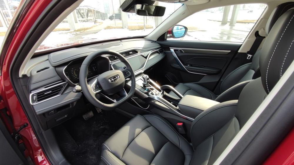 Интерьер салона Geely Azkarra первого ряда сидений