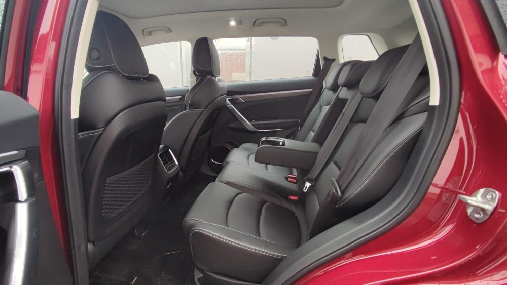 Geely Azkarra салон салона второго ряда сидений