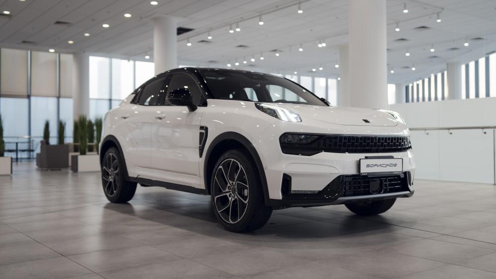 Lynk & Co 05 сбоку спереди
