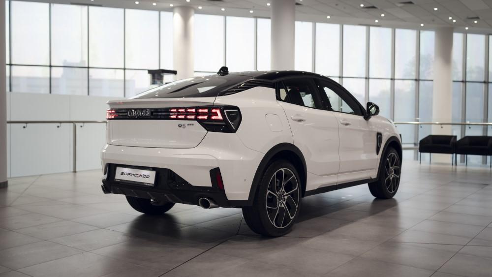 Lynk & Co 05 сбоку сзади