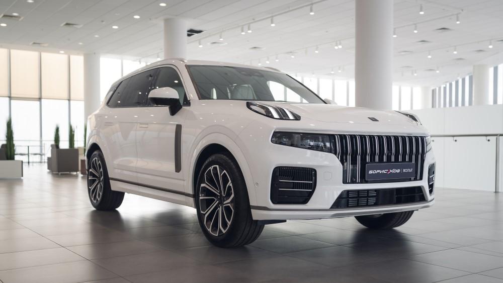 Lynk & Co 09 сбоку спереди