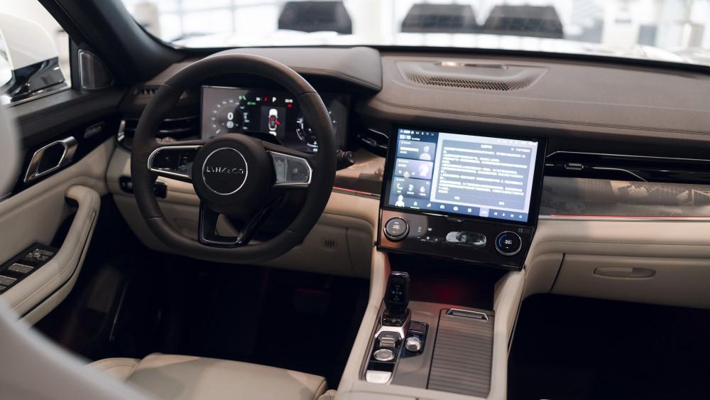 Интерьер салона Lynk & Co 09