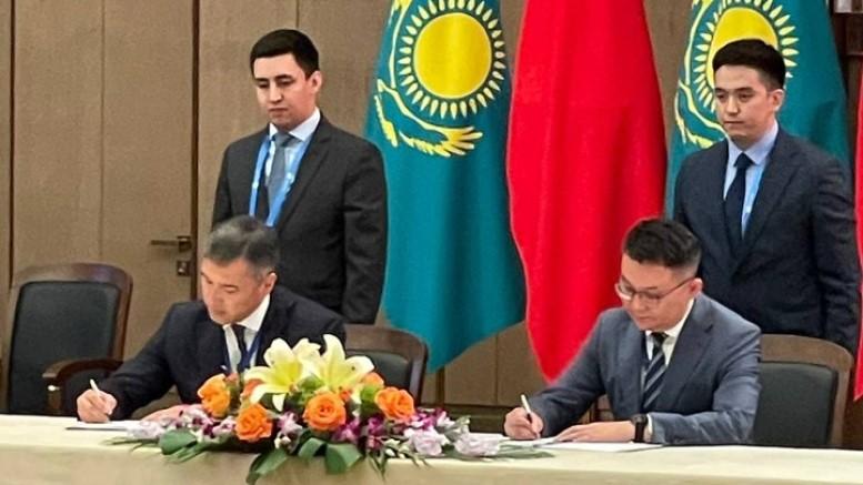 Orbis Kazakhstan Фаррух Махмудов и генеральный директор Exeed International Чин Чао