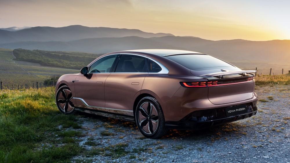 Voyah Passion сбоку сзади