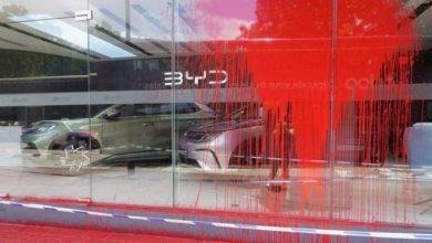 Четыре магазина BYD в Гонконге были забрызганы краской и подверглись вандализму Четыре магазина BYD в Гонконге были забрызганы краской и подверглись вандализму
