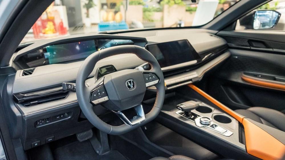 Интерьер салона Changan Uni-V