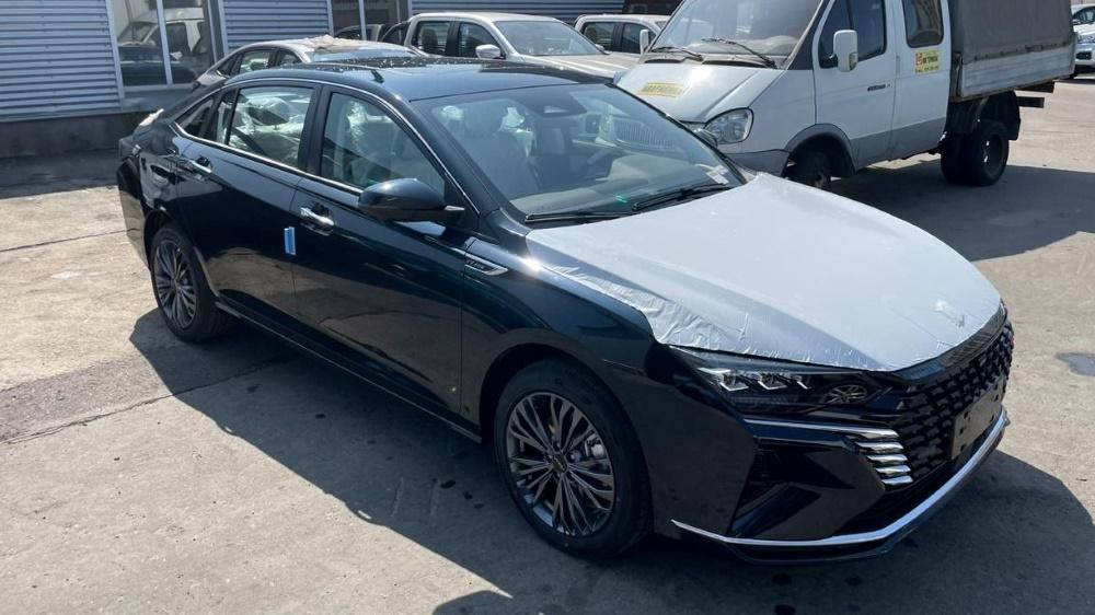 Dongfeng Shine Max седан сбоку спереди