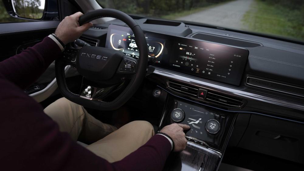 Интерьер салона Exeed VX