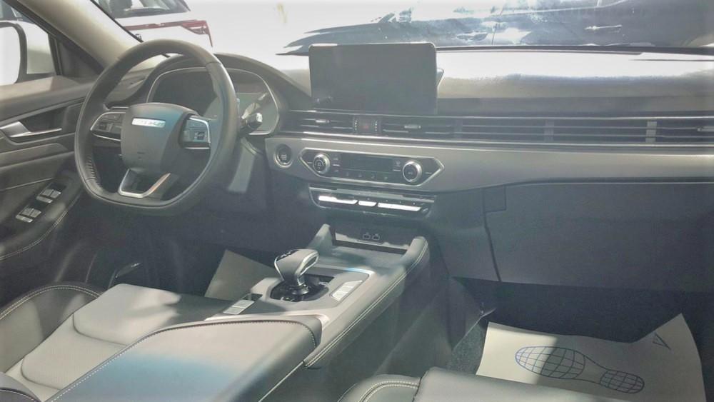 Салон салона кроссовера Soueast DX8S