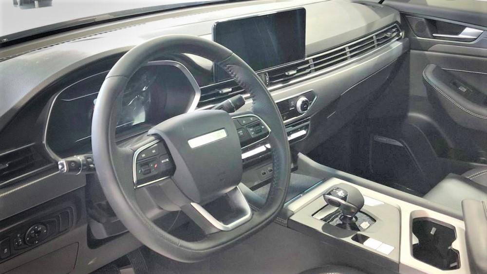 Салон салона кроссовера Soueast DX8S