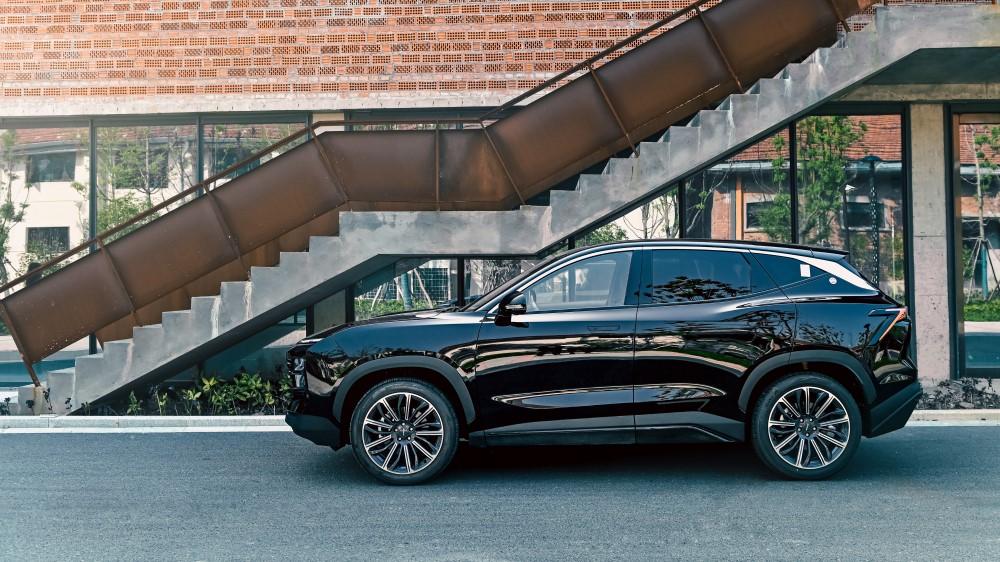 Кроссовер Jetour Dashing на боку в статике