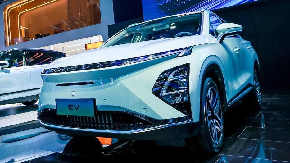 электрический Omoda 5 EV на Шанхайском автосалоне, вид спереди