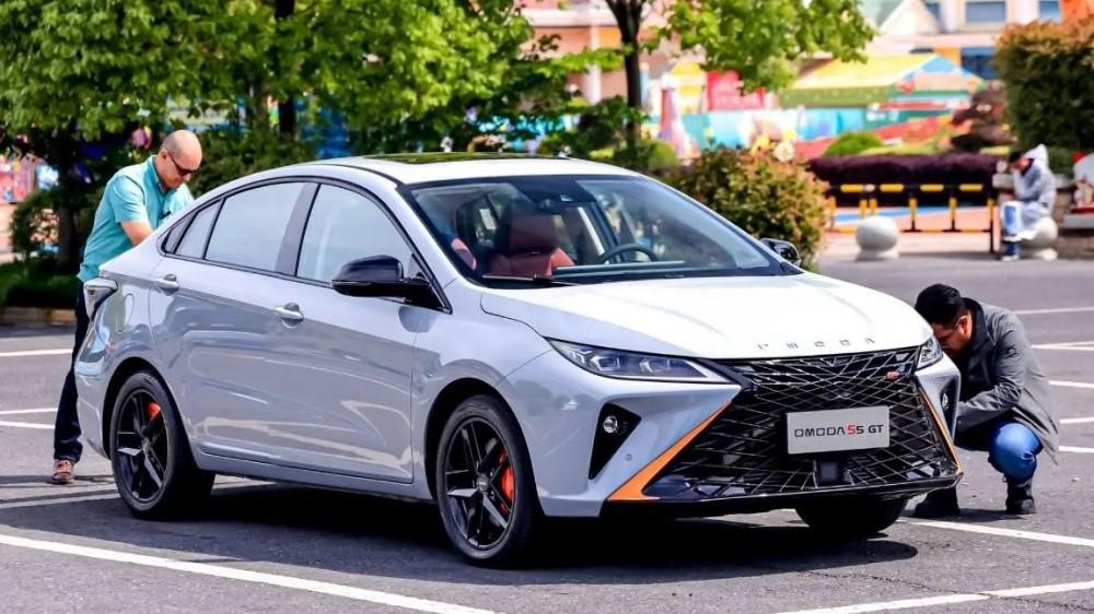 Omoda S5 GT сбоку спереди