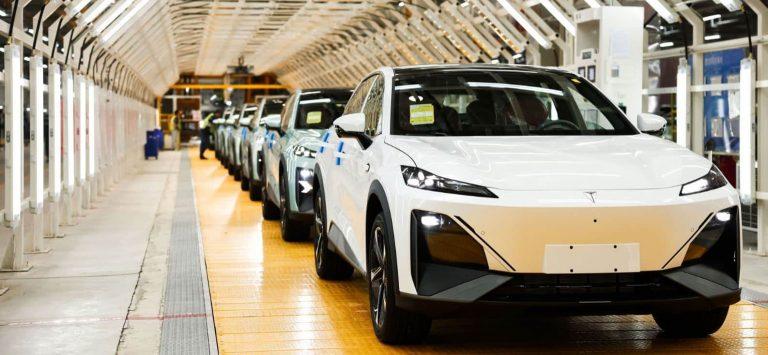 Электрический внедорожник Shenlan S7 совместного предприятия CATL-Huawei-Changan сошел с конвейера в Китае