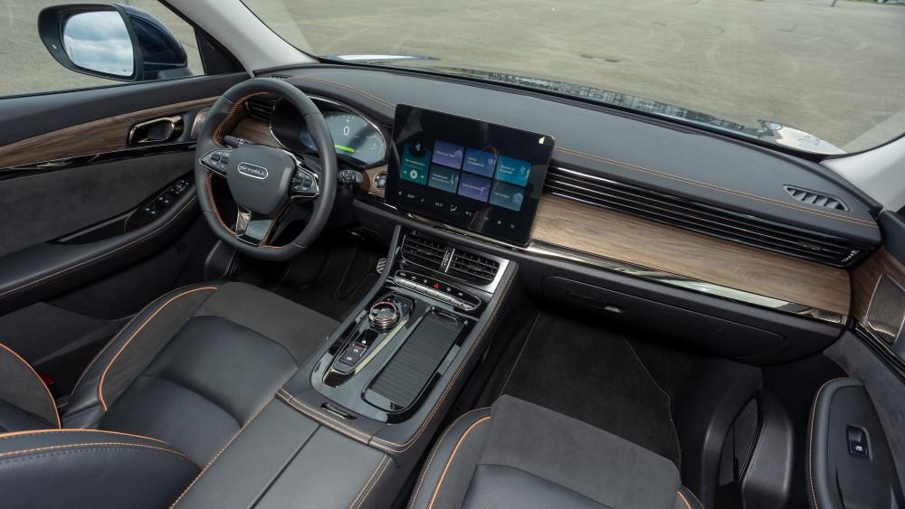 Интерьер салона гибридного кроссовера Skywell HT-i