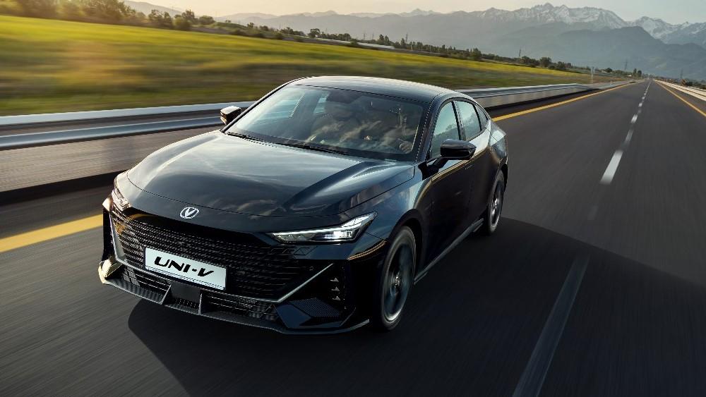 Changan Uni-V в Казахстане боковые передние в динамике