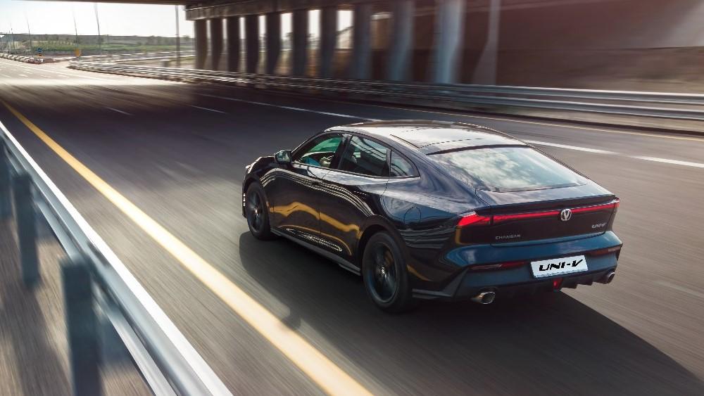 Changan Uni-V в казахстанской стороне сзади в динамике