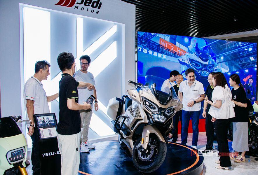 Европейская команда ведущих дизайнеров JEDI FR750 и Kylin750 совершает первый визит в штаб-квартиру, продлевает контракт и дразнит дизайн будущих мотоциклов! Европейская команда ведущих дизайнеров JEDI FR750 и Kylin750 совершает первый визит в штаб-квартиру, продлевает контракт и дразнит дизайн будущих мотоциклов! Европейская команда дизайнеров JEDI FR750 и Kylin750 Новости китайских мотоциклов MGEA CHINMOTOR YEARBOOK 02