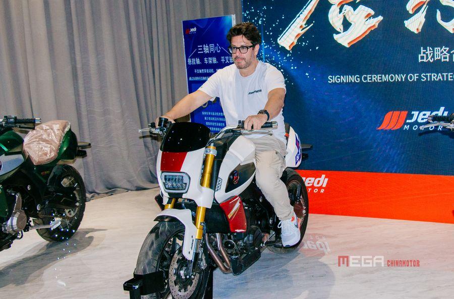 Европейская команда ведущих дизайнеров JEDI FR750 и Kylin750 совершает первый визит в штаб-квартиру, продлевает контракт и дразнит дизайн будущих мотоциклов! Европейская команда ведущих дизайнеров JEDI FR750 и Kylin750 совершает первый визит в штаб-квартиру, продлевает контракт и дразнит дизайн будущих мотоциклов! Европейская команда дизайнеров JEDI FR750 и Kylin750 Новости китайских мотоциклов MGEA CHINMOTOR YEARBOOK 05