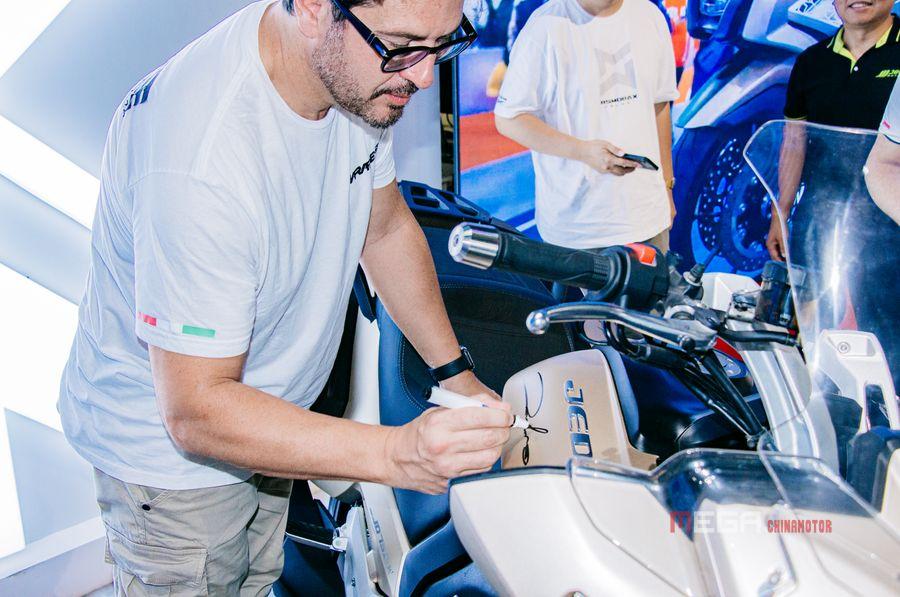 Европейская команда ведущих дизайнеров JEDI FR750 и Kylin750 совершает первый визит в штаб-квартиру, продлевает контракт и дразнит дизайн будущих мотоциклов! Европейская команда ведущих дизайнеров JEDI FR750 и Kylin750 совершает первый визит в штаб-квартиру, продлевает контракт и дразнит дизайн будущих мотоциклов! Европейская команда дизайнеров JEDI FR750 и Kylin750 Новости китайских мотоциклов MGEA CHINMOTOR YEARBOOK 09 2