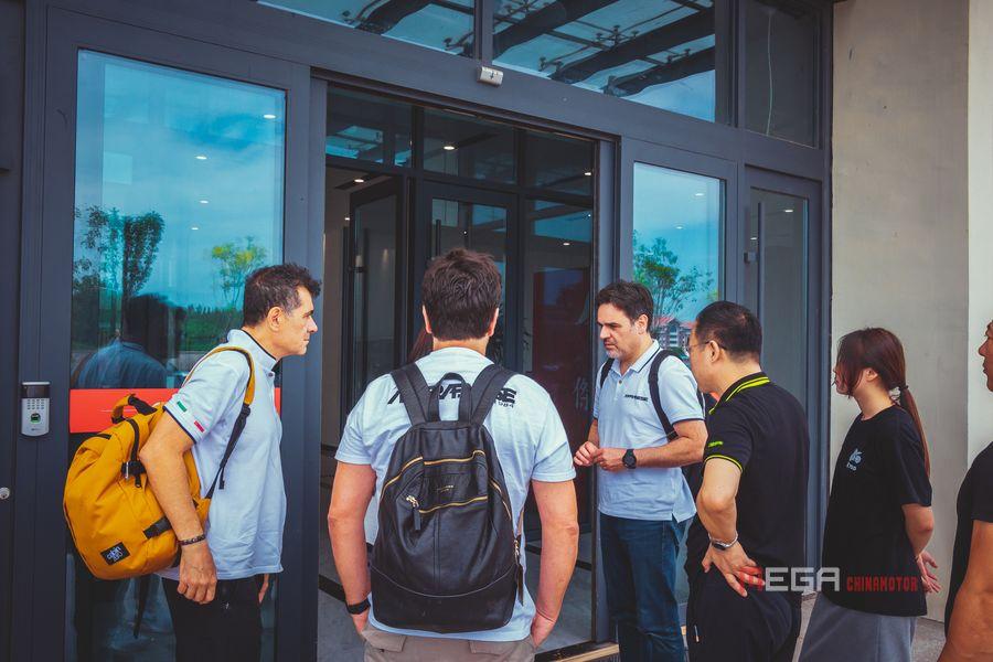 Европейская команда ведущих дизайнеров совершает первый визит в штаб-квартиру JEDI, после запуска мотоциклов FR750 и Kylin750.