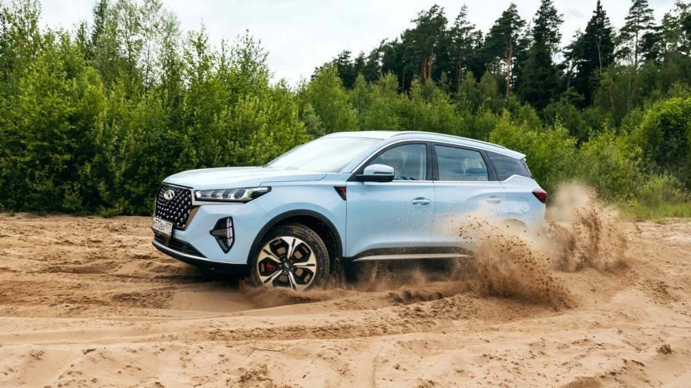Полноприводный кроссовер Chery Tiggo 7 Pro Max AWD на боку во внедорожной динамике