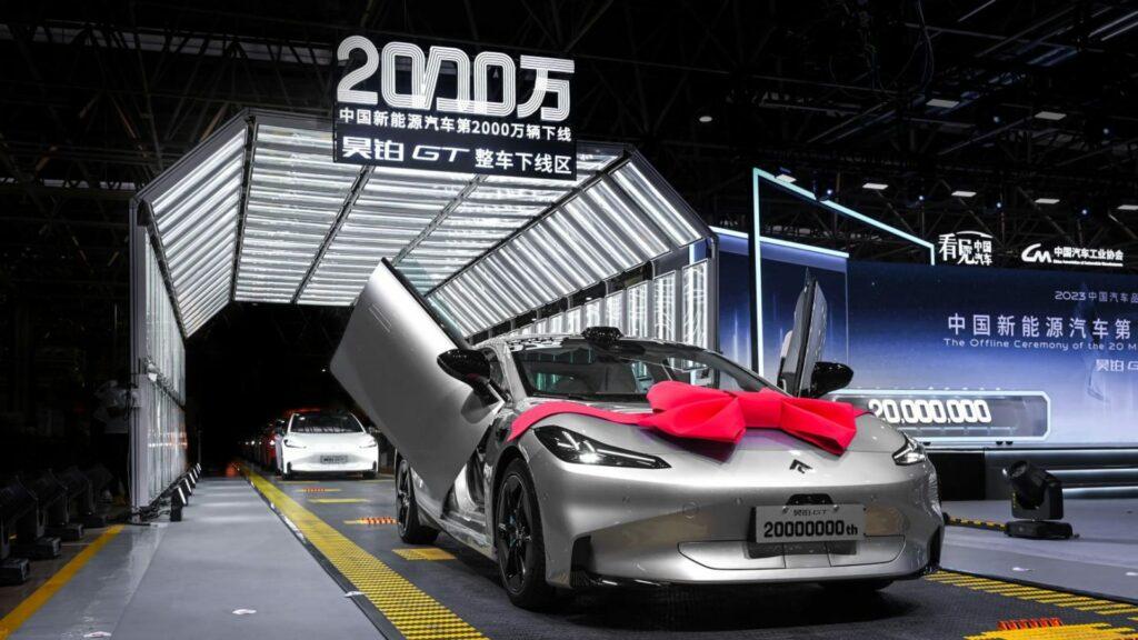 GAC Aion Hyper GT запущен в Китае с мощностью 340 л.с. и сменной батареей. От 30 370 долларов США.