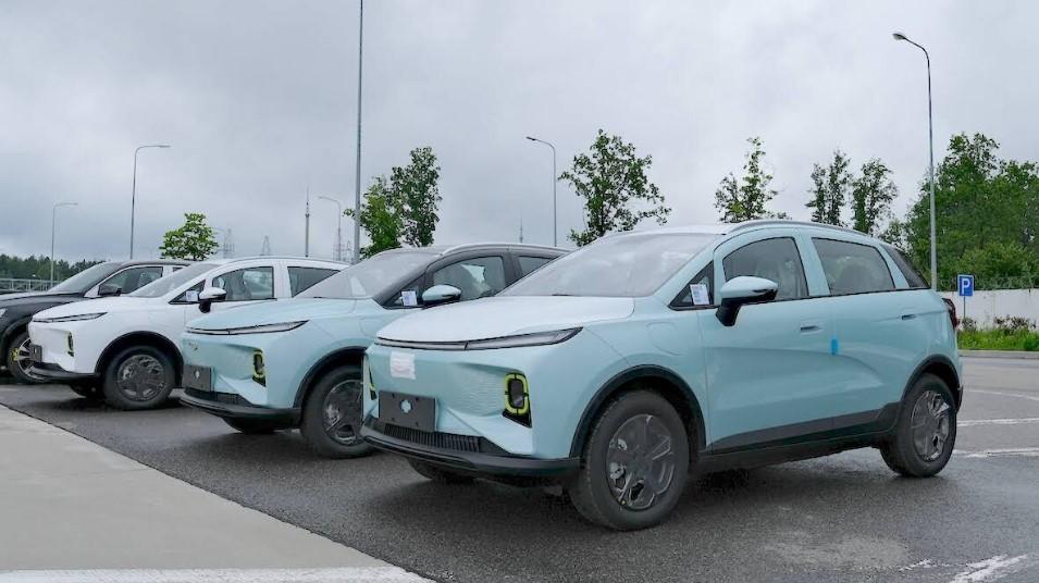 Электромобили Geometry E на заводе Belgi, вид спереди