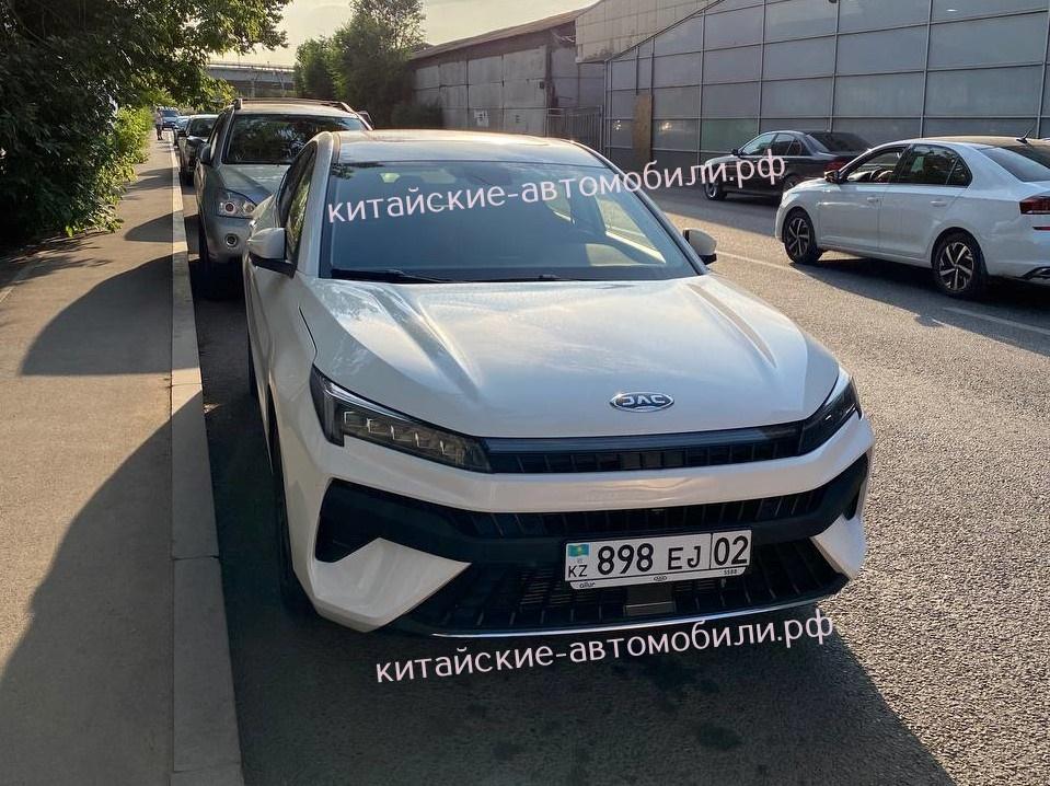 Новое поколение лифтбека JAC J7 в Казахстане спереди