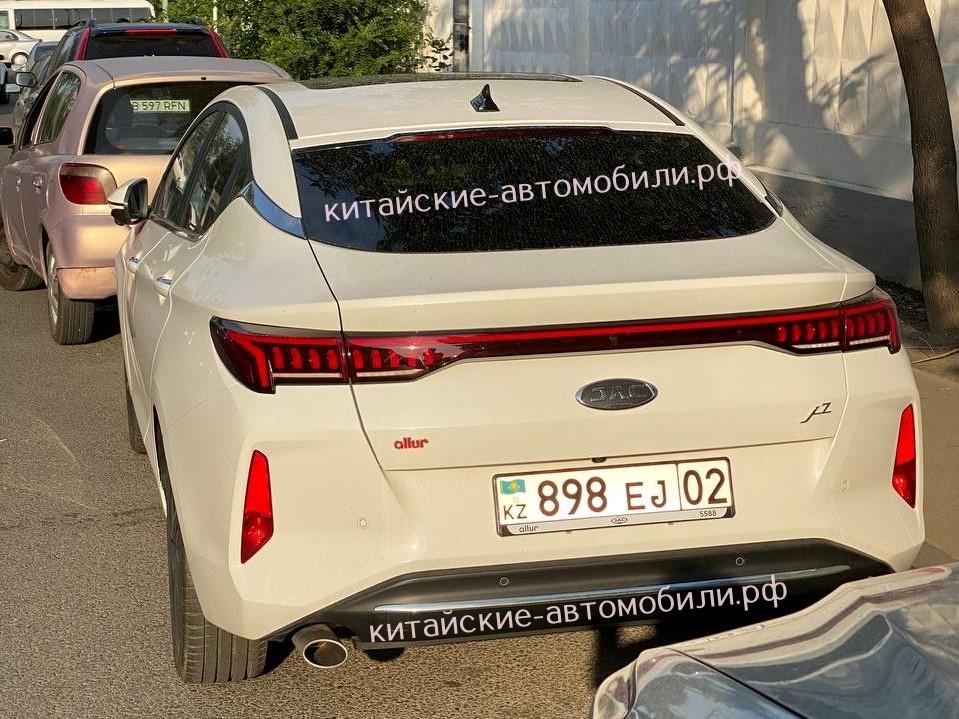 Новое поколение лифтбека JAC J7 в Казахстане сзади