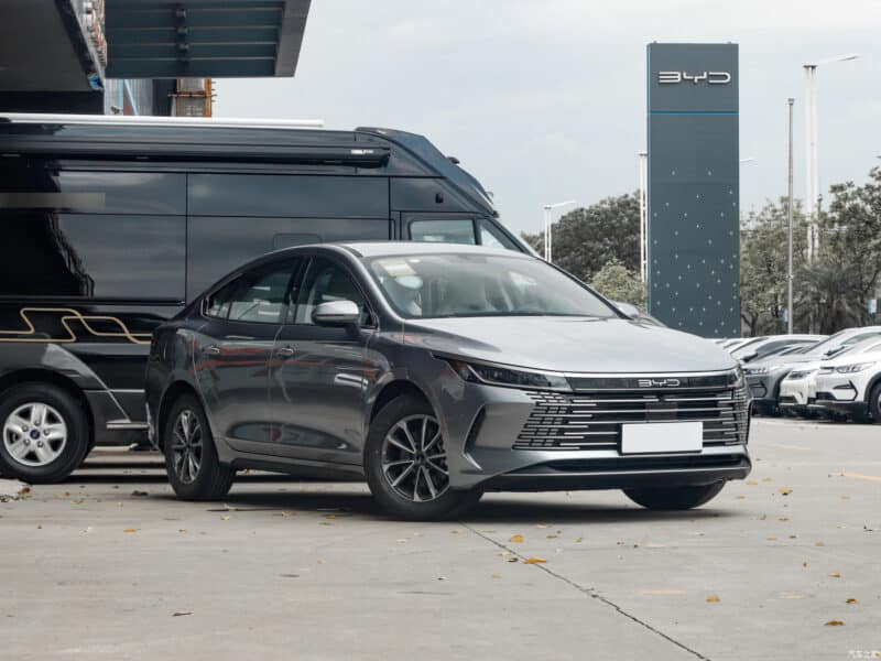 Автоновости сегодня: Li Auto сообщает о значительном росте выручки, BYD запускает новую версию Destroyer 05, Geely входит в спортивный бизнес