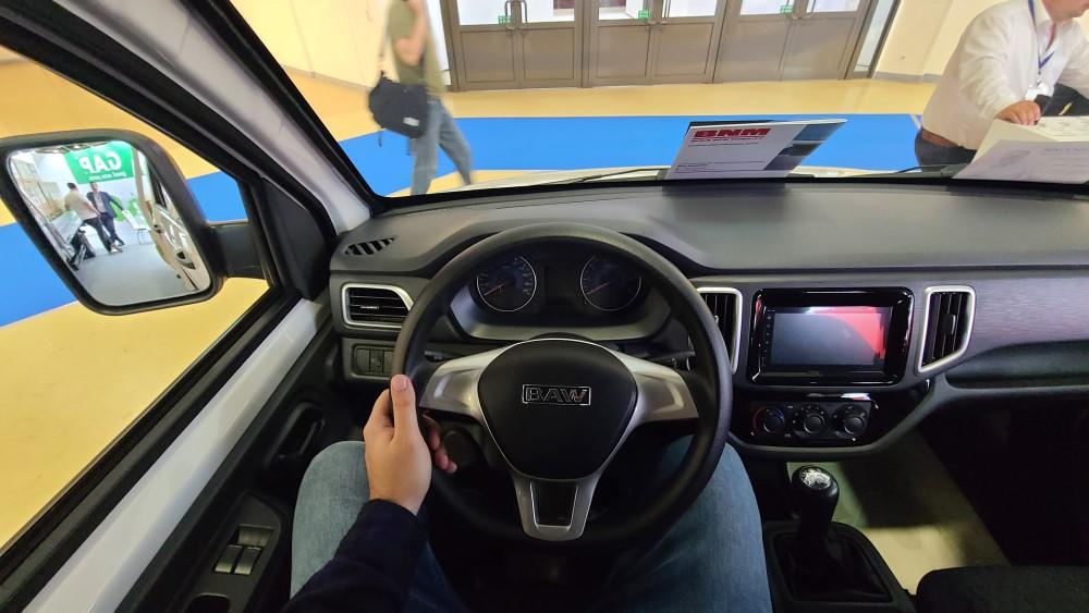 Интерьер водительского салона BAW T77