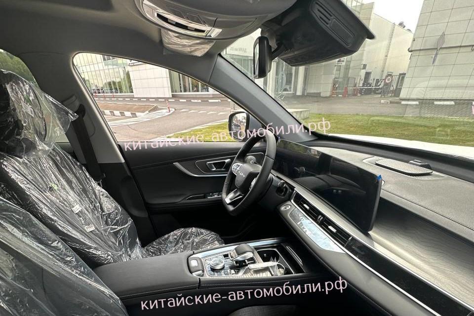 Новый кроссовер Chery Tiggo 8 Pro Max в интерьере салона в России