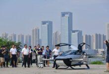 Летающий автомобиль Xpeng X2 eVTOL совершил перелет через реку в Китае.