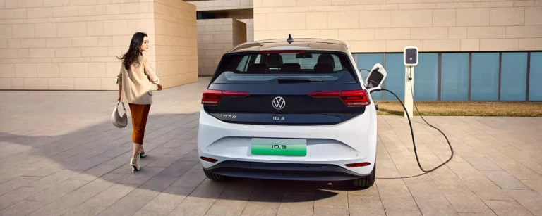 Продажи VW ID.3 в Китае выросли более чем в 3 раза по сравнению с прошлым месяцем после снижения цены до 16 600 долларов США.