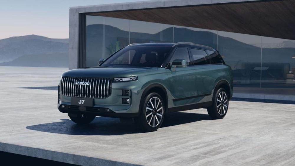 Кроссовер Jaecoo J7 Supreme с двухцветной крышей сбоку спереди