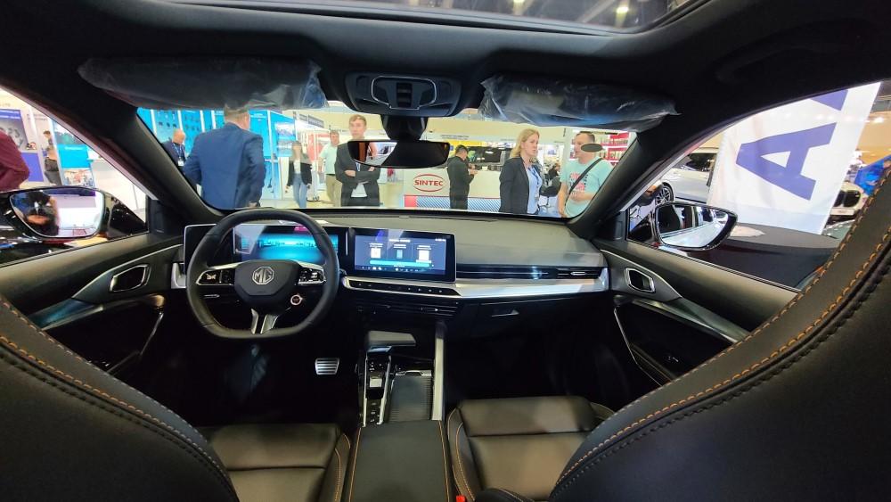 Интерьер салона кроссовера MG One