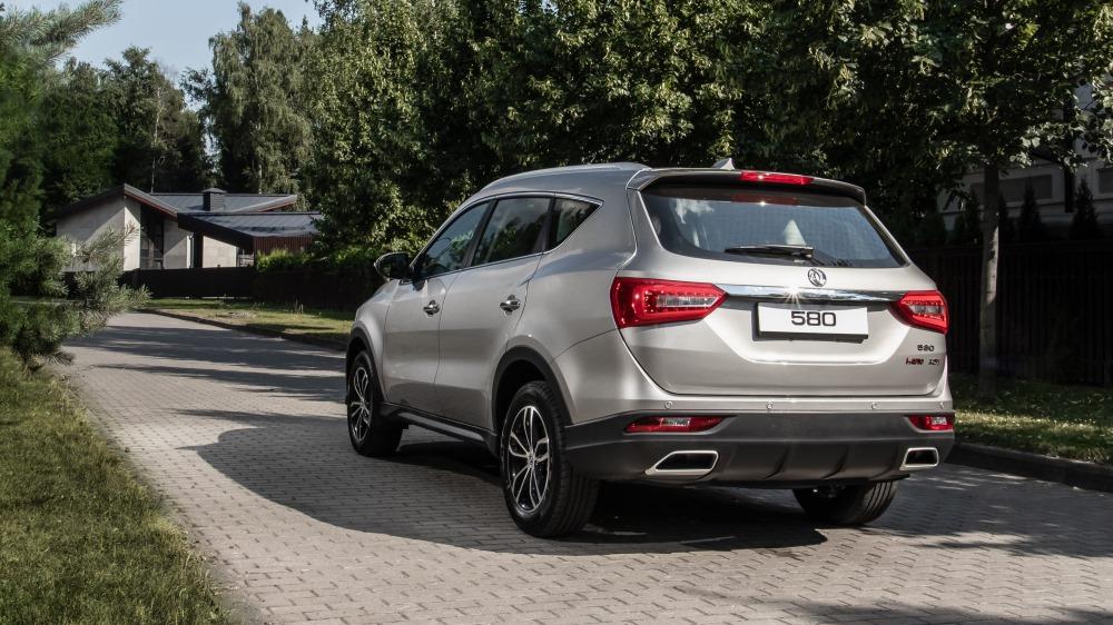 Кроссовер Dongfeng 580, вид сбоку сзади