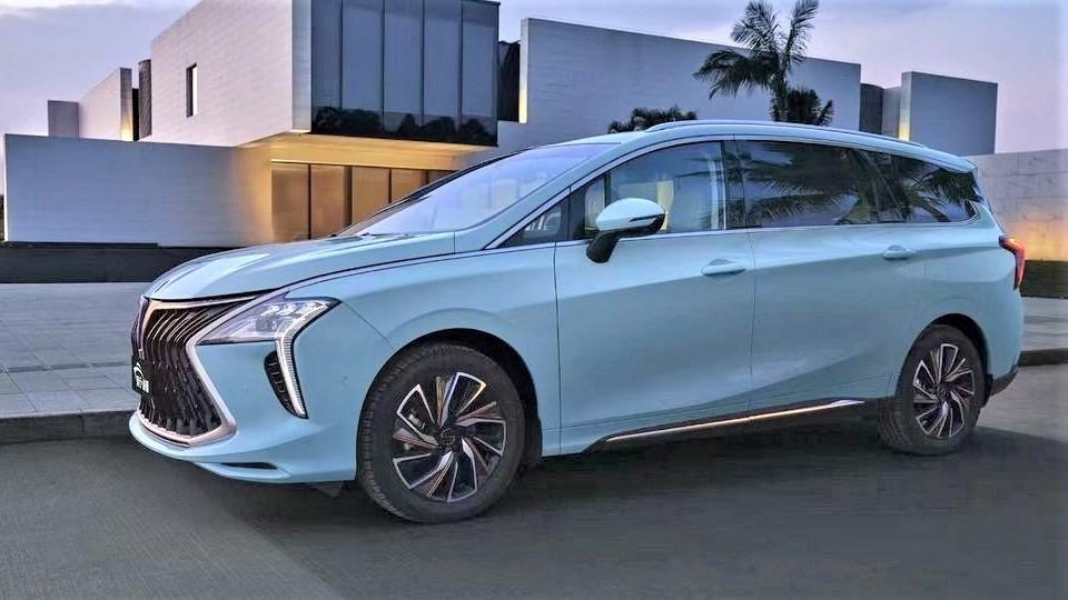 Минивэн Forthing Yacht, вид сбоку