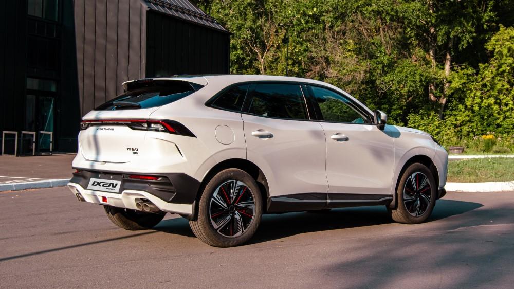 Кроссовер Forthing T5 EVO HEV в России сбоку сзади