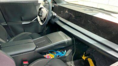 Седан Geely Galaxy E8 показал салон с 1-метровым экраном Седан Geely Galaxy E8 показал салон с 1-метровым экраном