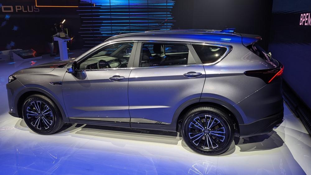 Jetour X70 Plus на презентации в России сбоку