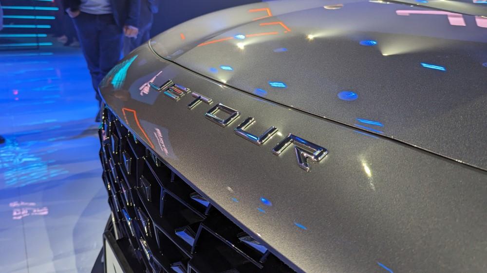 Логотип Jetour X70 Plus на презентации в России