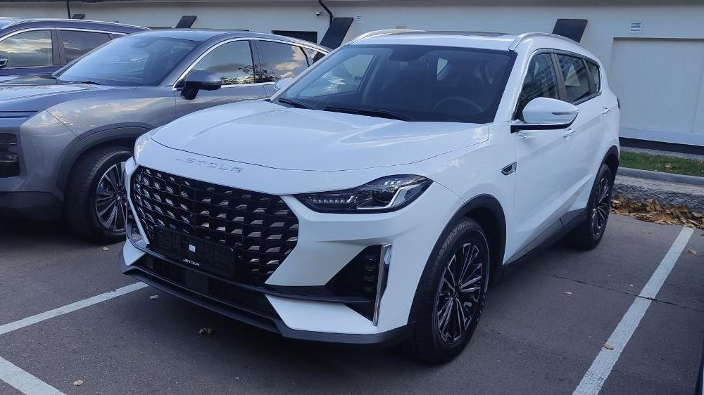 Кроссовер Jetour X70 Plus вид сбоку и спереди