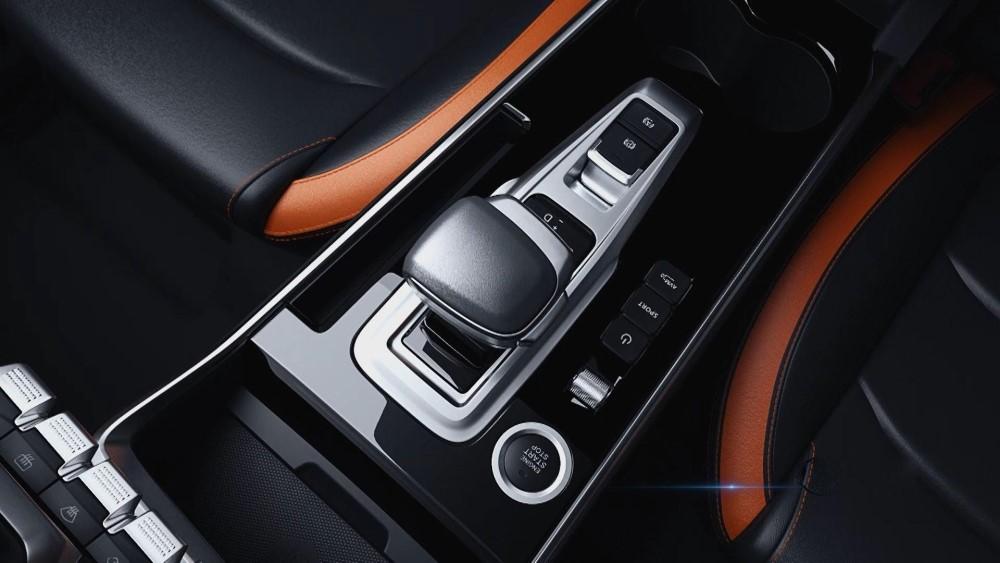 кроссовер Kaiyi X3 Pro в России салон салон центральный туннель селектор