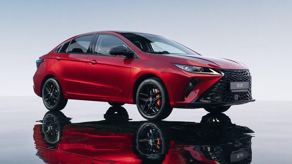 Седан Omoda S5 GT, вид сбоку спереди