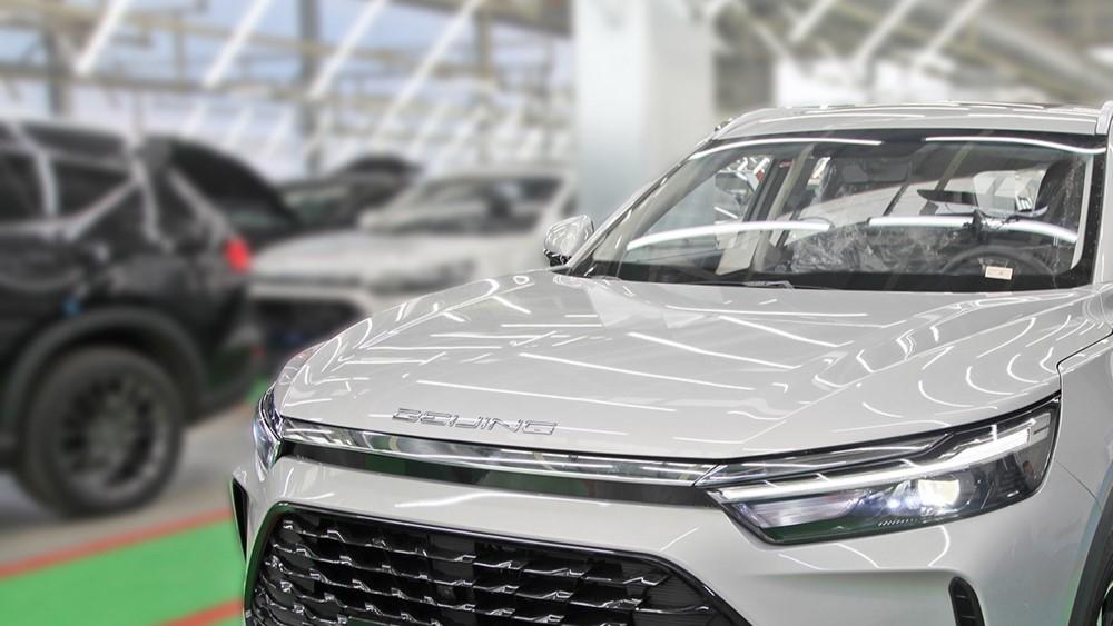 Вид сбоку кроссовера Dongfeng Fengon ix7 на заводе «Автотор»