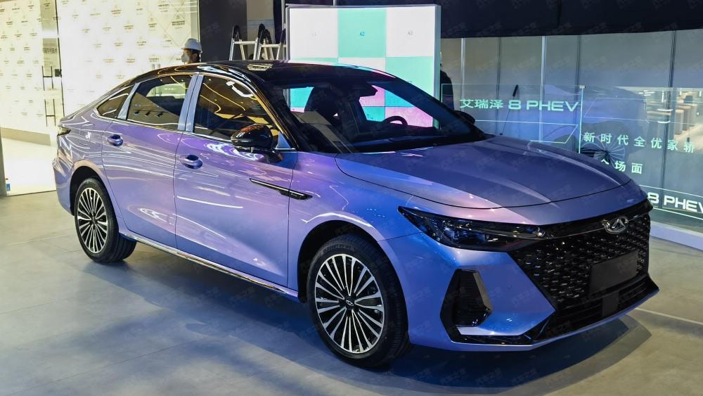 Гибридный Chery Arrizo 8 C-DM PHEV на Шанхайском автосалоне 2023, вид спереди